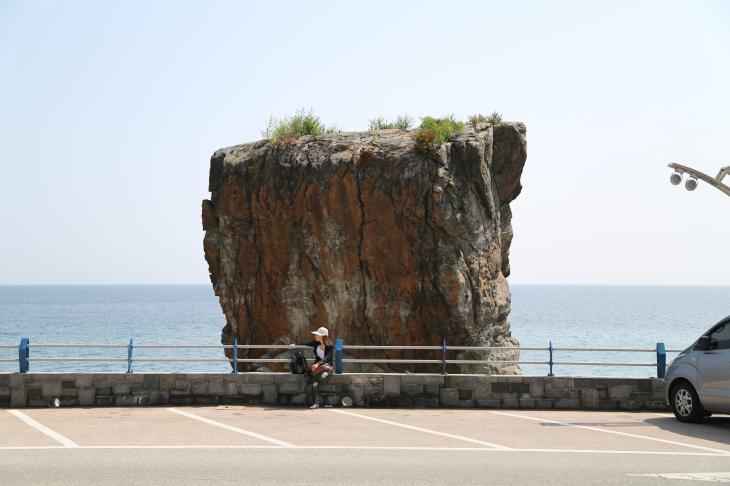 망망한 수평선을 등진 까막바위가 전설을 들려준다.