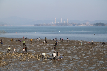 경상남도 남해군의 냉천갯벌마을에서 남해바다를 내다보며 즐기는 갯벌체험을 또한 일품.