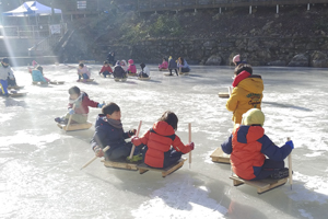 추위야 물럿거라! 금산산림문화타운 ‘얼음 썰매장’ 개장