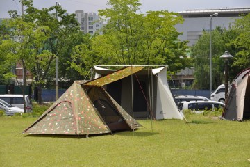 중랑캠핑숲에는 총 48면의 캠핑사이트가 조성되어 있다.